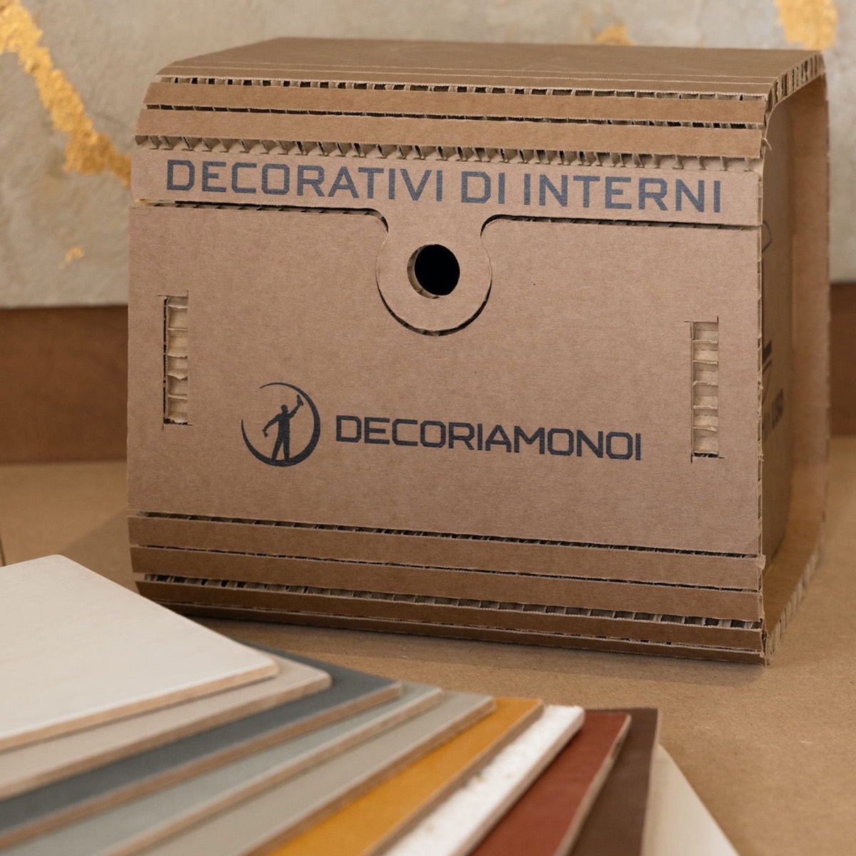 Pannelli campione e scatola Decoriamonoi nello showroom