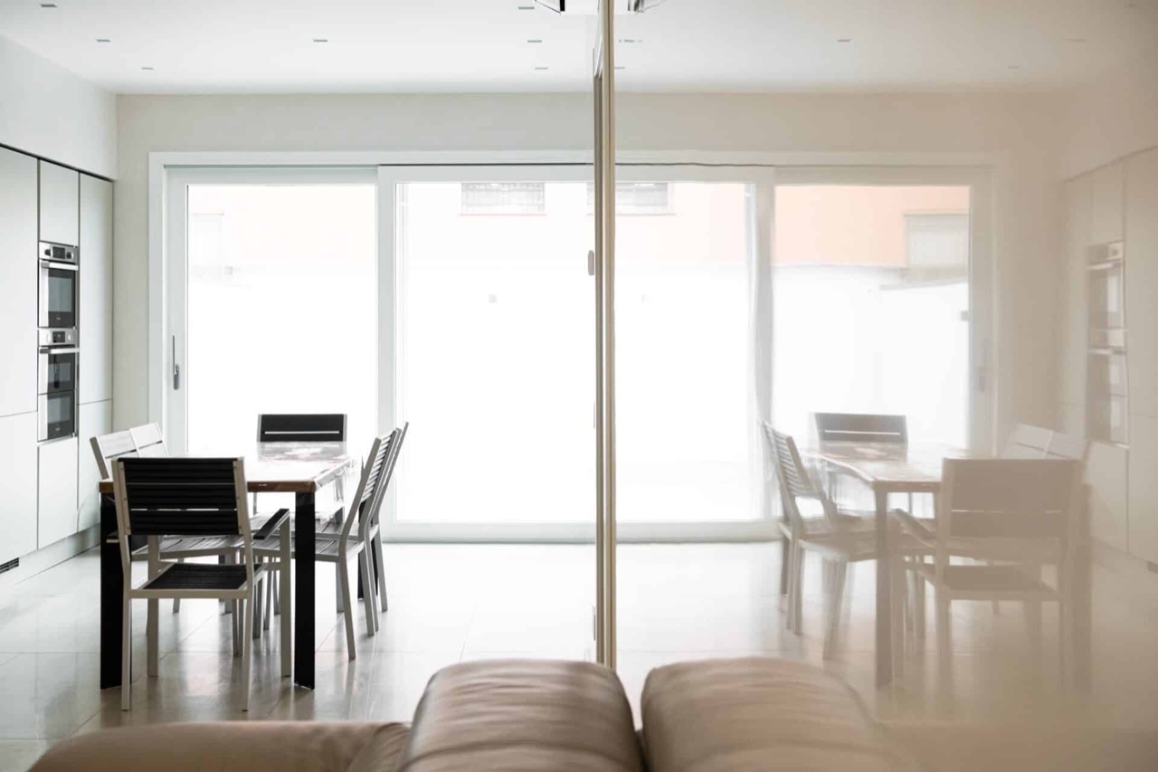 Interno luminoso con superfici continue