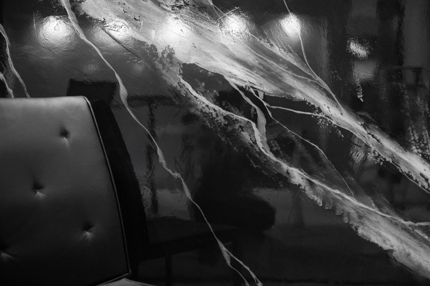 Parete effetto marmo nero realizzata a mano da Antonio Liso